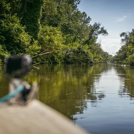 Lakohajo, Uszohaz - Tisza-to Båthotell *