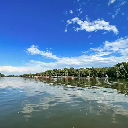 Lakohajo, Uszohaz - Tisza-to Båthotell Tiszafüred