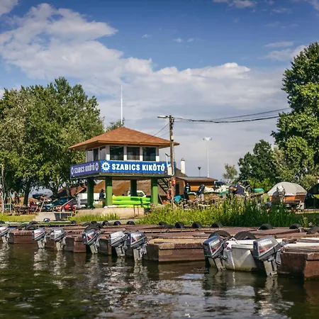 Lakohajo, Uszohaz - Tisza-to Båthotell