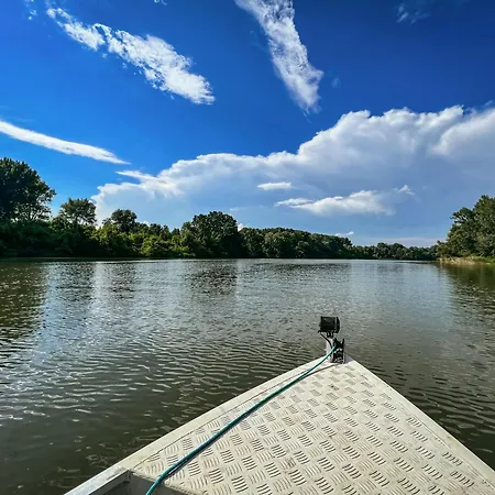 Lakohajo, Uszohaz - Tisza-to Båthotell Tiszafüred